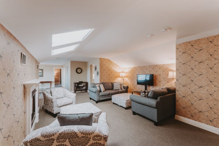 Living room and fireplace in the Mirabella Suite at Moffat Inn in Niagara on the Lake